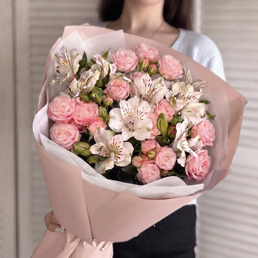 Букет «Луиза💗» из Пионовидных роз Мадам Бомбастик и Альстромерии