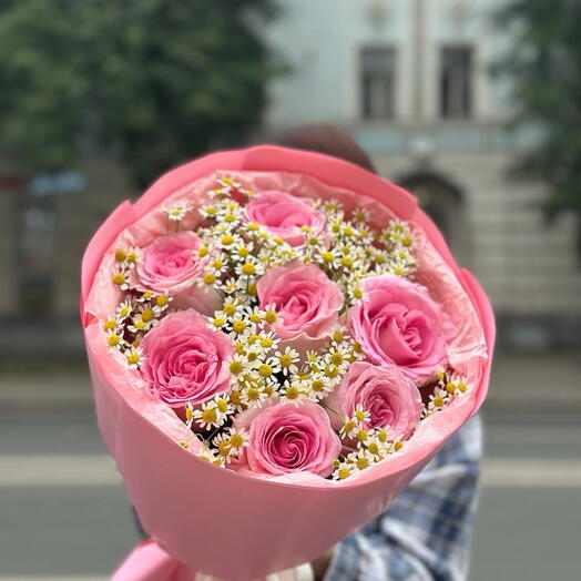 Букет из розовых роз и танацетума