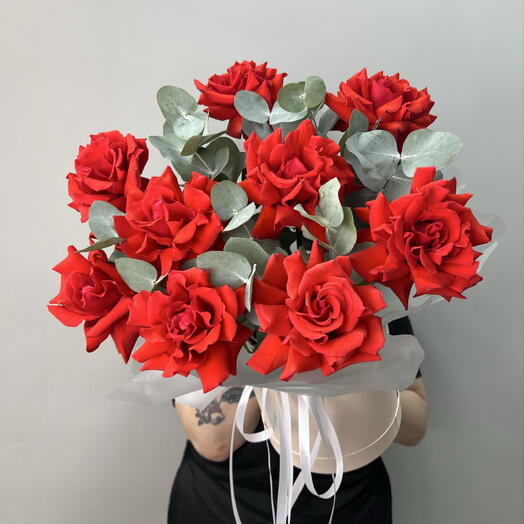 Композиция с алыми розами