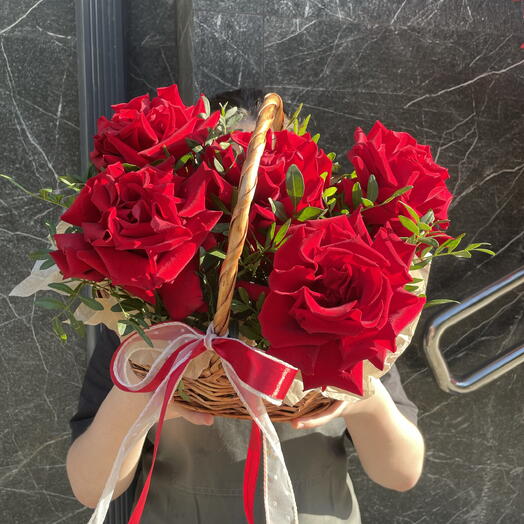 Маленькая корзина с ажурными розами