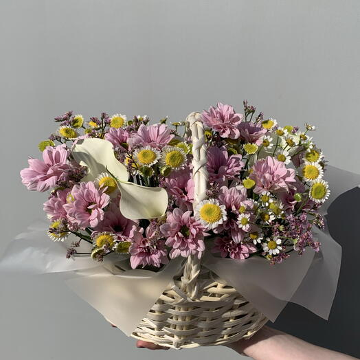 Корзина с хризантемой и каллами