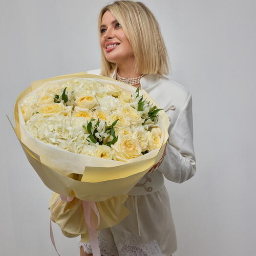 Кустовые розы, гортензия и гвоздика букет «Ванила»