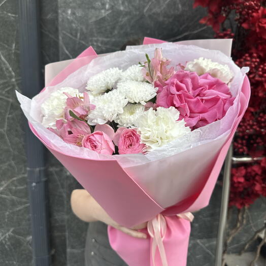 Букет с белыми и розовыми цветами