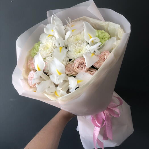 Букет с белыми ирисами и кустовыми розами