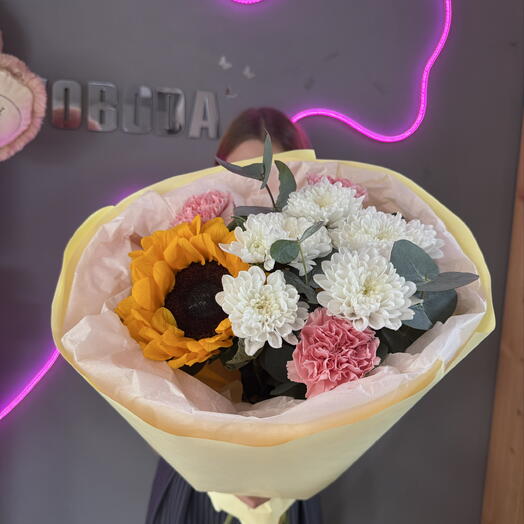 Авторский букет из подсолнуха, диантусов и хризантемы 💐