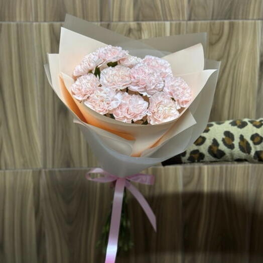 Лаконичный букет из кремовых диантусов