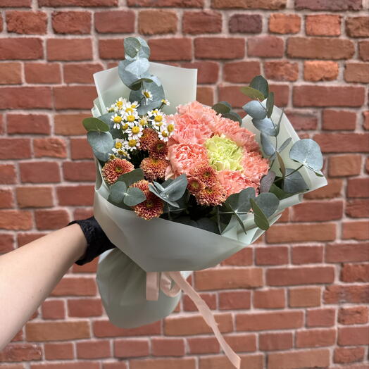 Букетик для первоклассника «Здравствуй, школа» 🧡 с ромашкой, хризантемой, диантусом и эвкалиптом