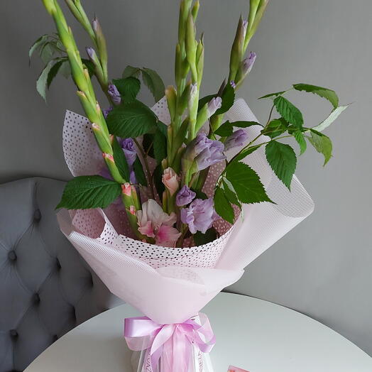 Букет с лиловыми и розовыми гладиолусами и веточками малины