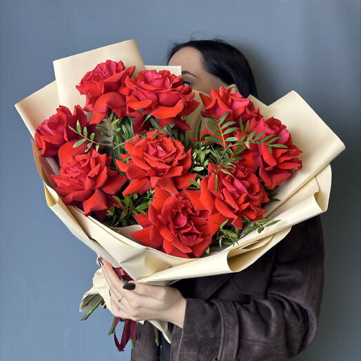 Моно букет из красных роз🌹🌿