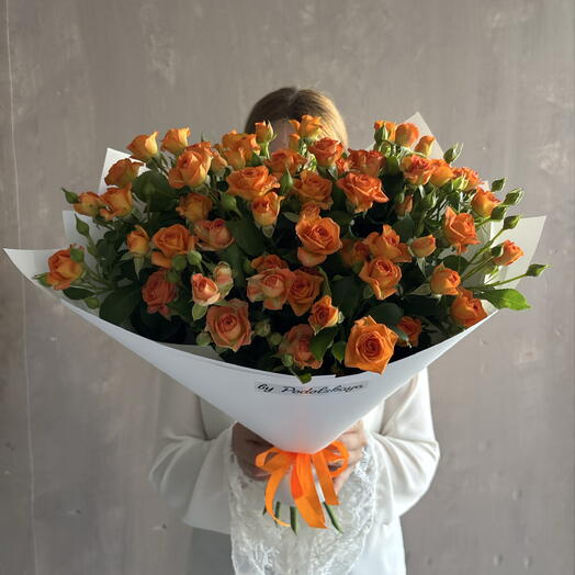 Сочный монобукет из 11 кустовых роз