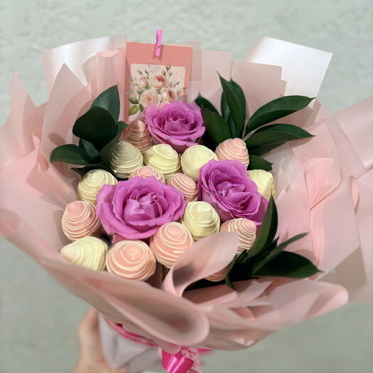 Букет из клубники в шоколаде с розовыми розами 🌸