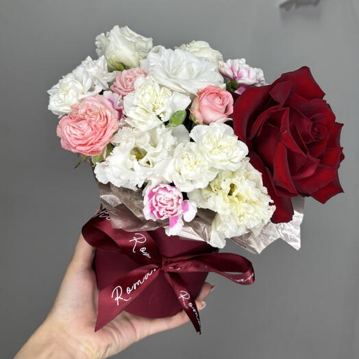 Композиция из эустомы , хризантемы Алтай , красной розы , кустовой гвоздики