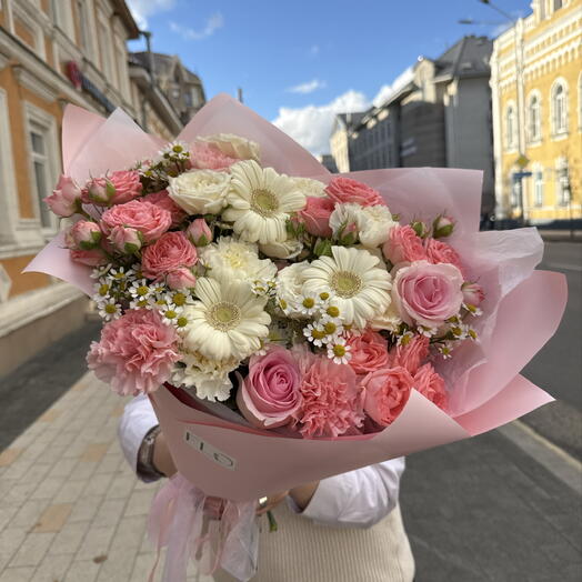 Очаровательный букет со стойкими герберами, ажурными кустовыми розами, пышными кенийскими розами