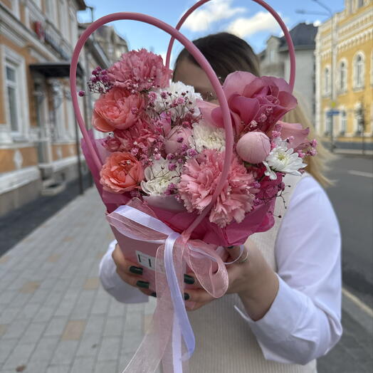 Яркая композиция в сумке с ручками из ароматных кустовых роз, ажурных диантусов, стойкой хризантемы