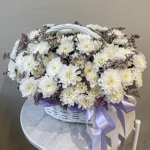 Композиция в корзине из кустовой хризантемы и лимониума💜