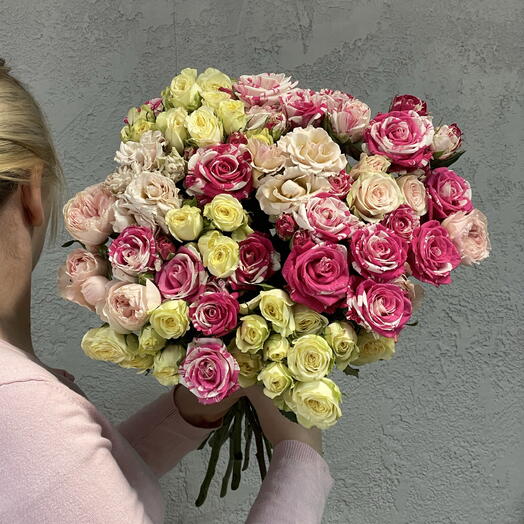 Букет из 15 пион. кустовых роз микс