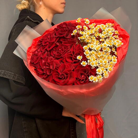 Букет (XL) : с матрикарией и красными розами 🌹