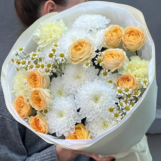 Большой букет с ромашками и кустовыми розами