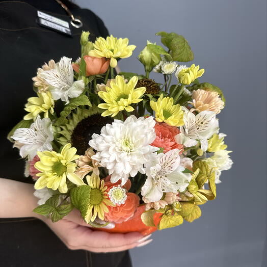 Композиция из подсолнуха, альстромерии, хризантемы, розы кустовой