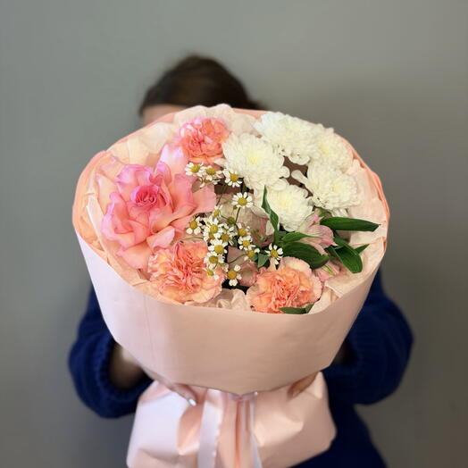 Нежный букет-комплимент с ажурной розой и диантусами