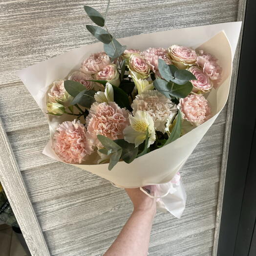 Букет из гиантусов и кустовой розы