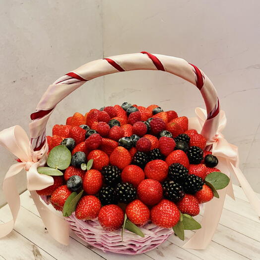 Клубника и ягоды в корзине для девушки/мамы/сестры/коллеге