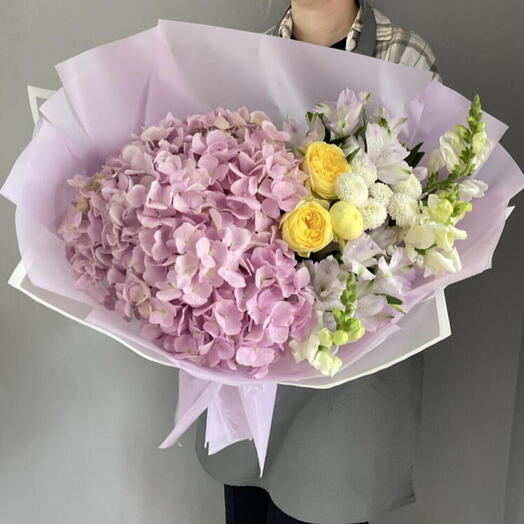 Букет с гортензией,антиринумом,пионовидной кустовой розой 💜