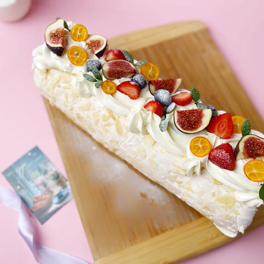 Меренговый рулет с нежным кремом (маскарпоне на сливках) и малиновым конфитюром. Украшен сезонными ягодами