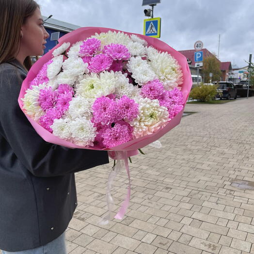 Букет из кустовых и одноголовых хризантем