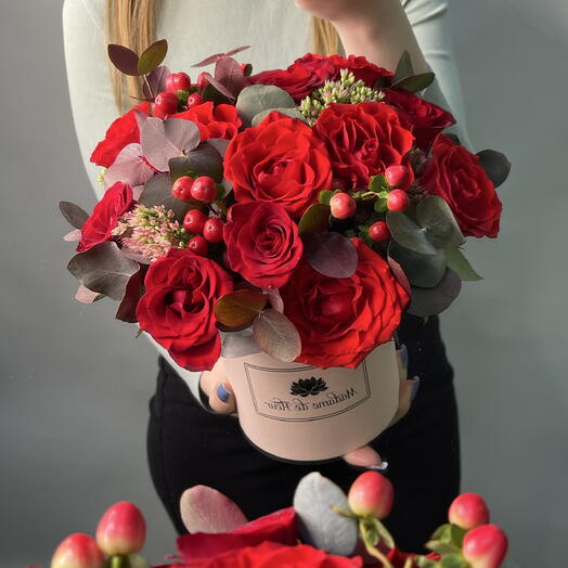 Яркая осенняя композиция роза, гиперикум, эвкалипт 🌹
