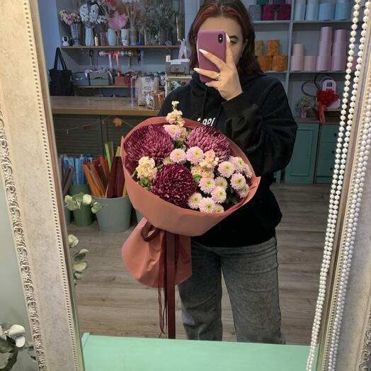 Букет из одноголовых и кустовых хризантем