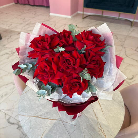 Букет из ажурных роз красных