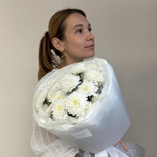 Кругляш/букет в круглой упаковке из хризантем