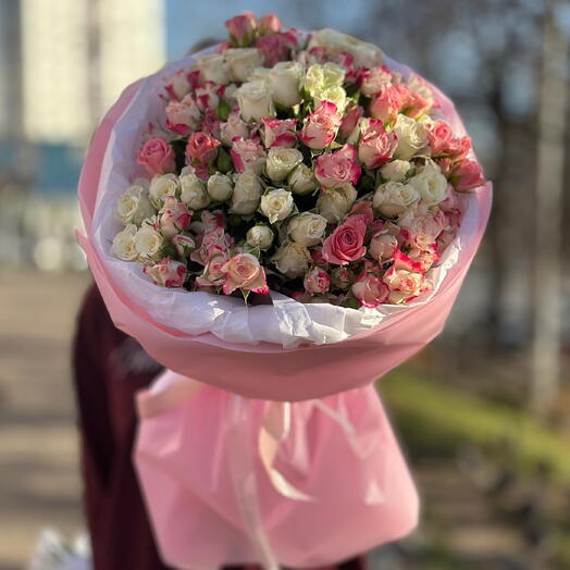 Моно букет из кустовых роз