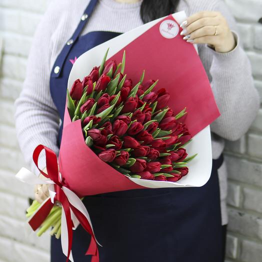 51 красный тюльпан в упаковке