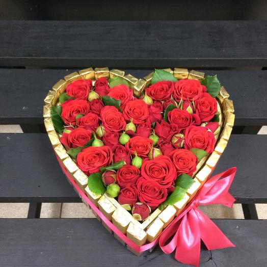 Corazón de dulces y rosas de arbusto