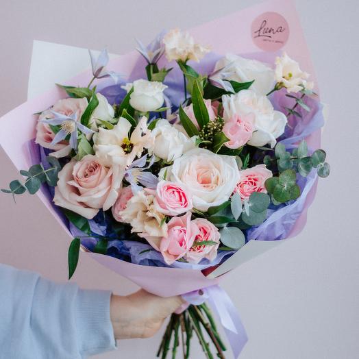 Ramo de rosas prefabricado de autor con flores silvestres