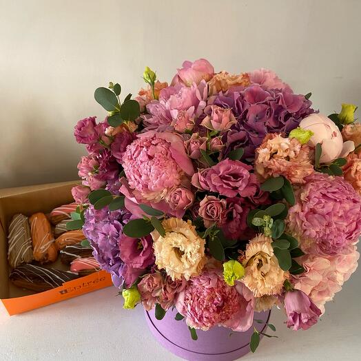 Composition in a hatbox and a set of eclairs, size L
