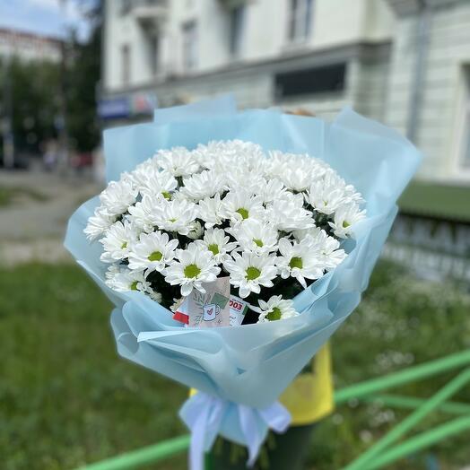 Букет из белых кустовых хризантем