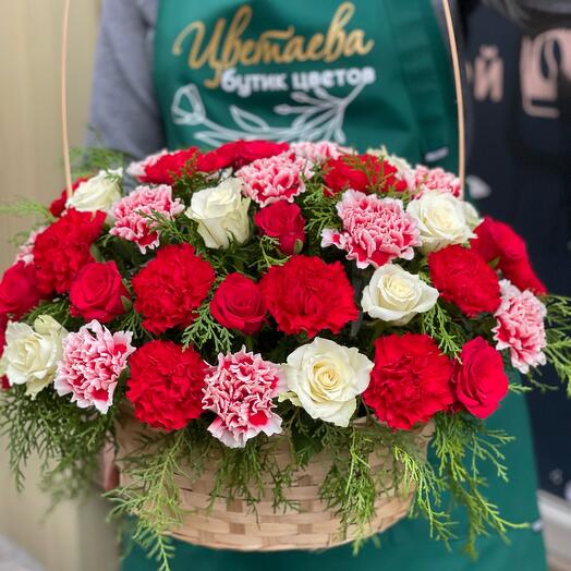 Корзина с цветами красная