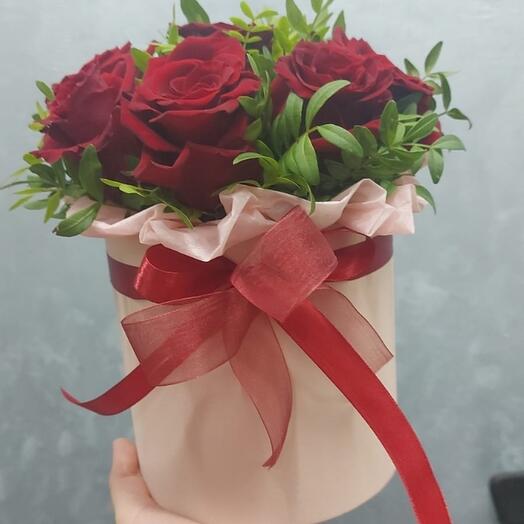 Розы в шляпной коробке