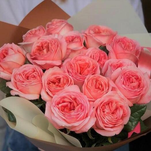 17 пионовидных роз