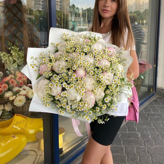 Букет ромашки и пионы Гардения