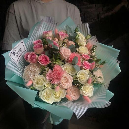 Ramo de Dianthus, waxflower, eucalipto, rosas arbustivas, ornithogalum, lagurus, eucalipto y rosas arbustivas en forma de peonía "Savona"