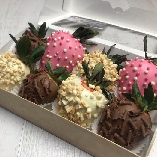 Set of chocolate-covered strawberries "Sweet Life"