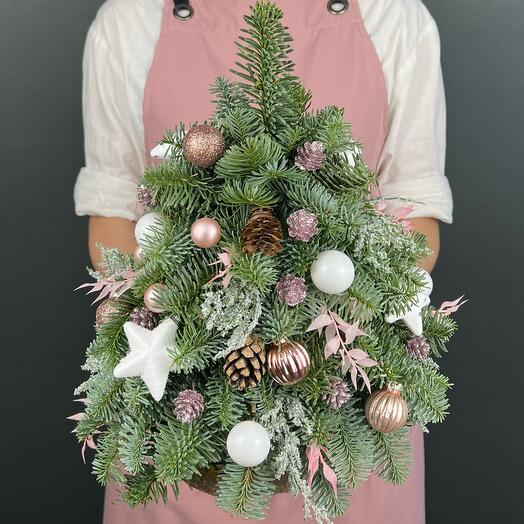 Елка Новогодняя. Ветки нобилиса (ель), елочные игрушки и розовый декор (S)