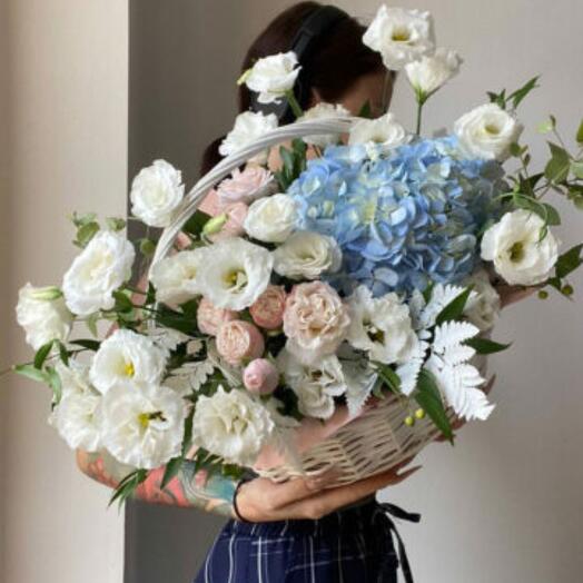 Цветочная композиция в корзине