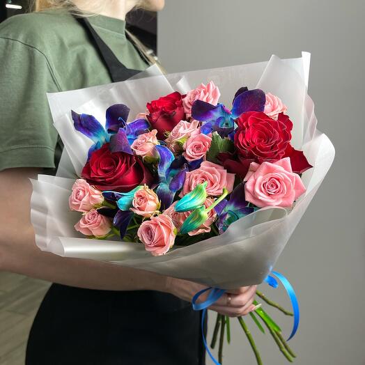 Ramo jugoso con orquídeas espaciales