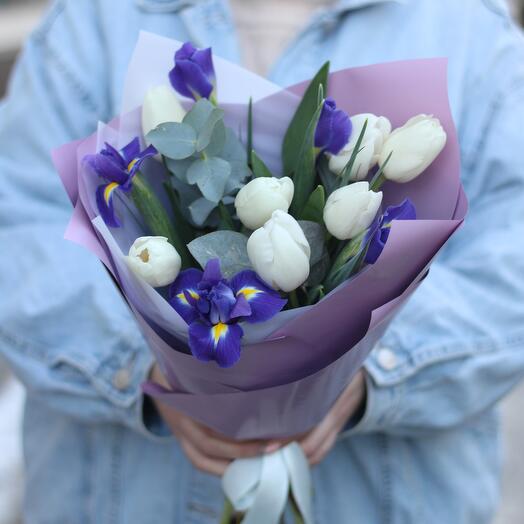 Весенний букет из белых тюльпанов и ирисов