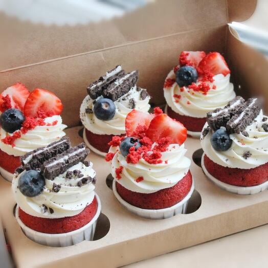 Cupcakes red velvet with strawberries